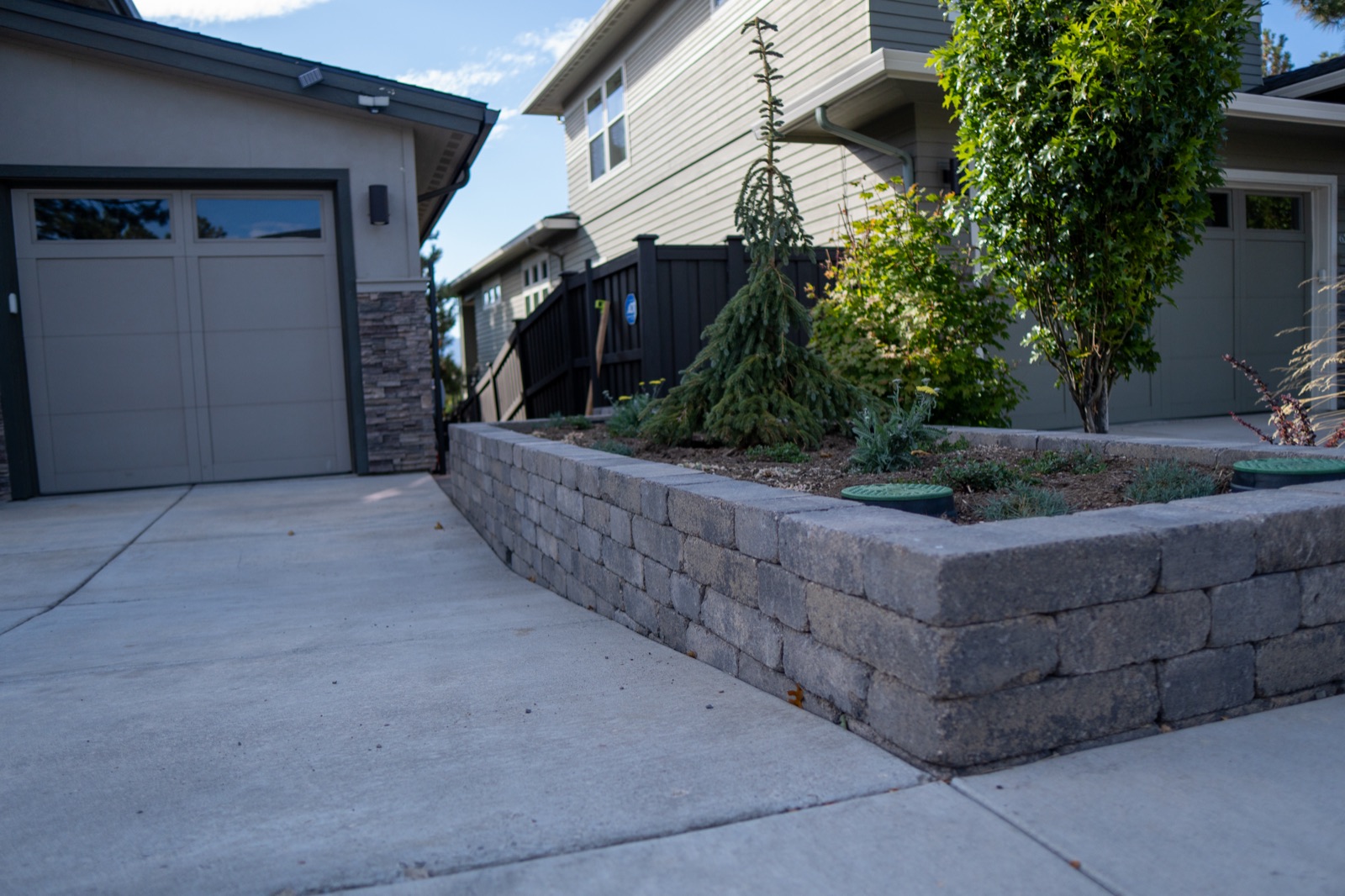 Retaining wall planter along the driveway, Bend OR