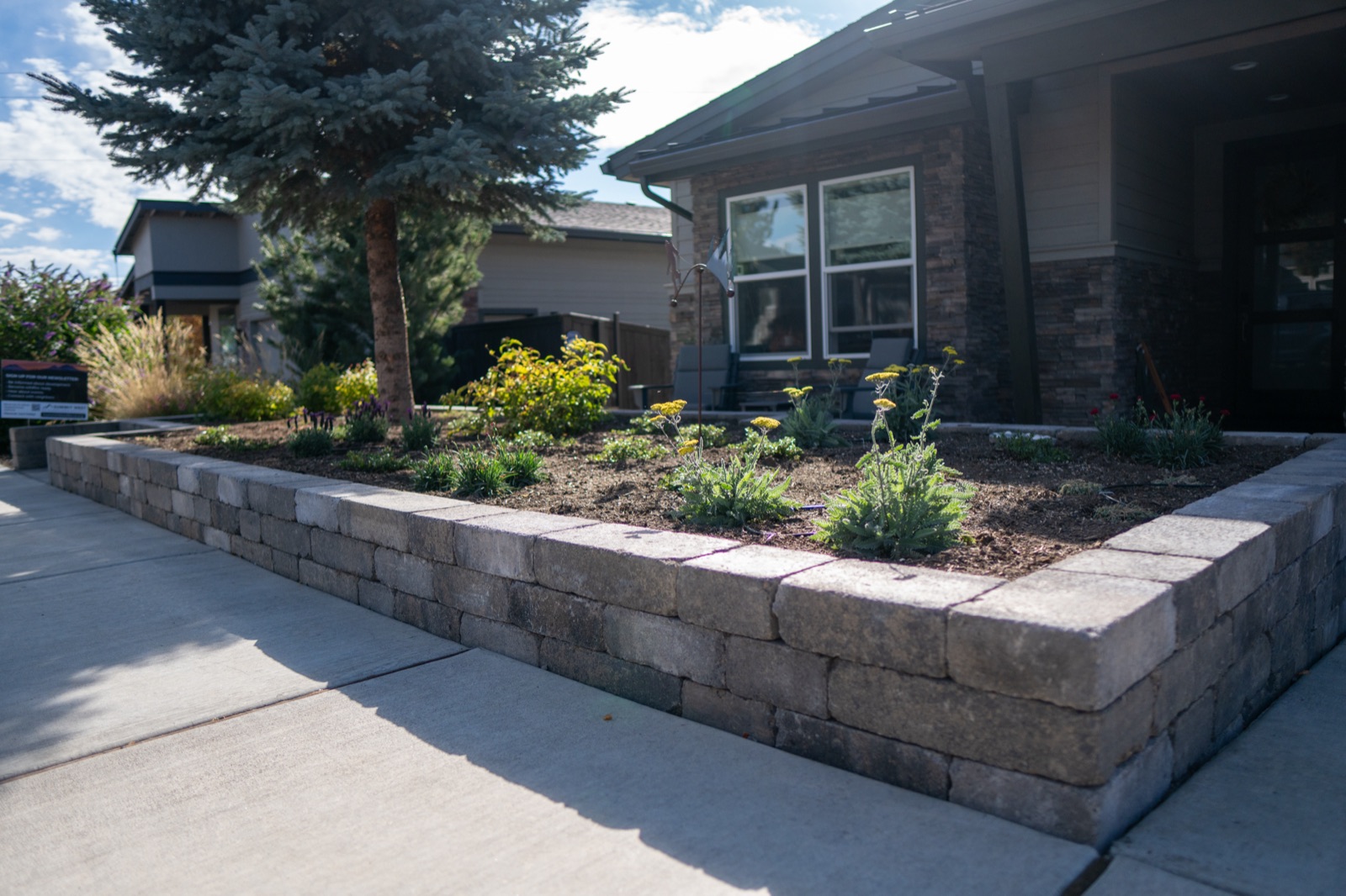 Retaining wall planter