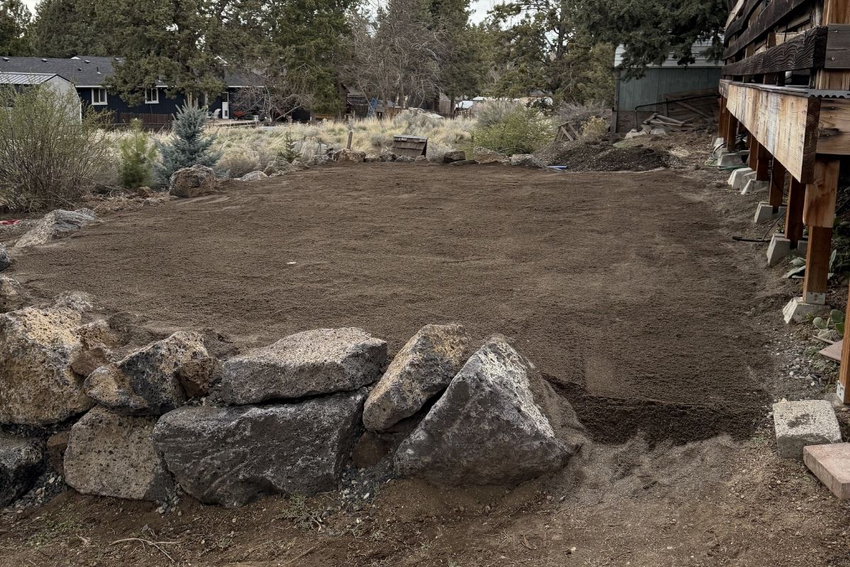 Retaining wall drainage installation